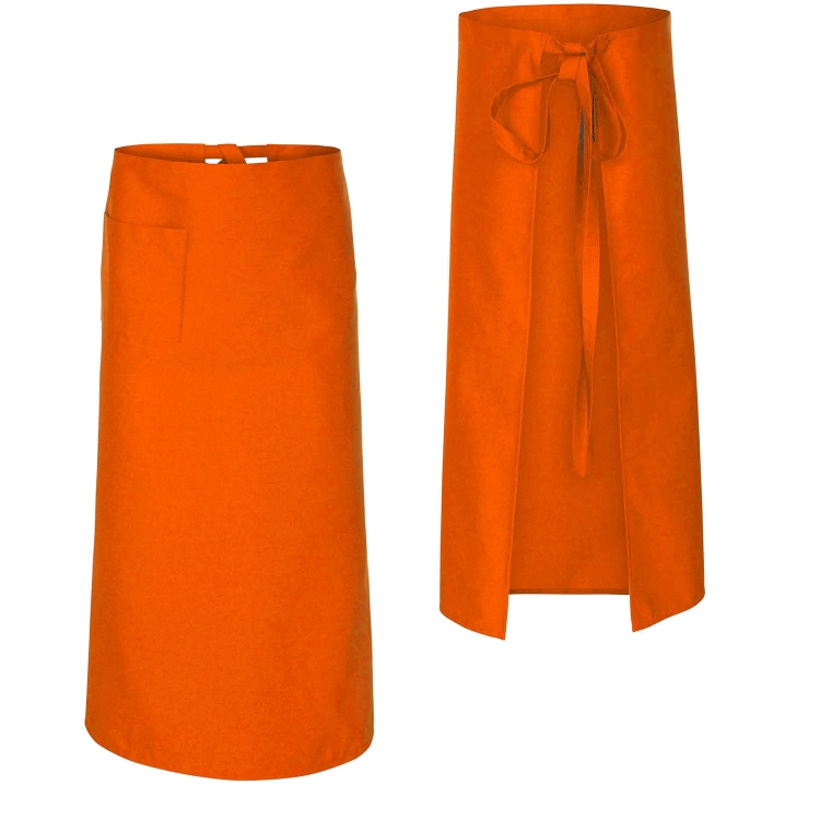 Dlouhá kuchařská zástěra v oranžové barvě.