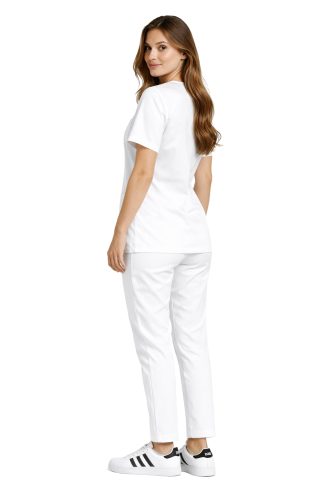 Biała bluza i spodnie cygaretki w komplecie medycznym