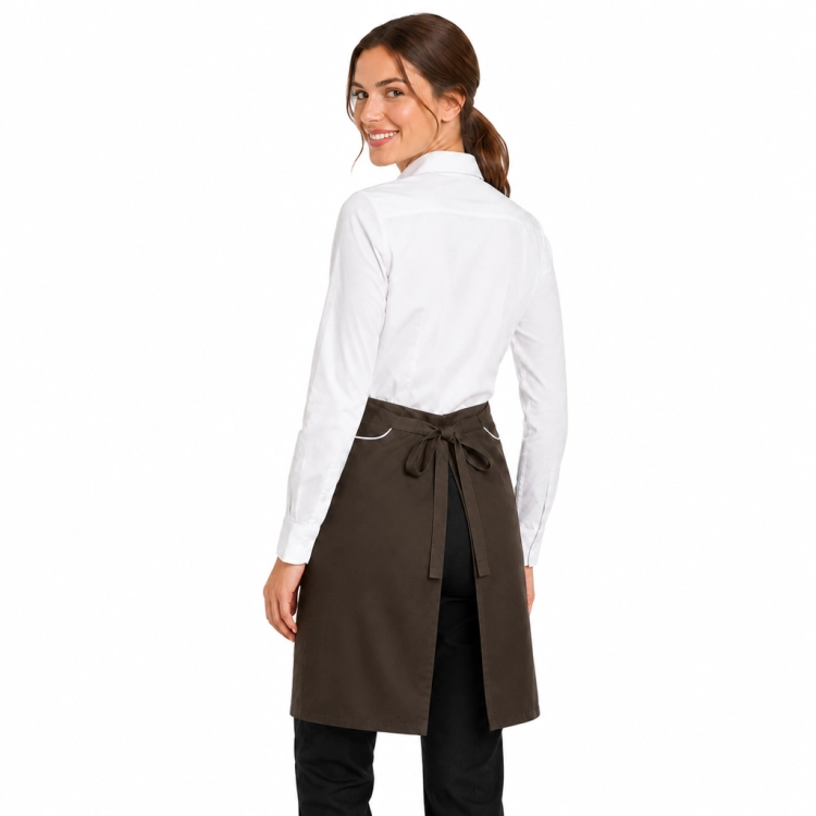 Zapaska-kelenerska-unisex-kolor-brazowa-z-biala-lamowka-widok-modelki-tył.png